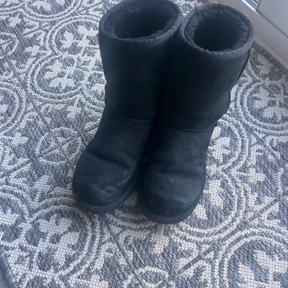 UGG women’s Classic Short Black Boots - Picture 2 of 7